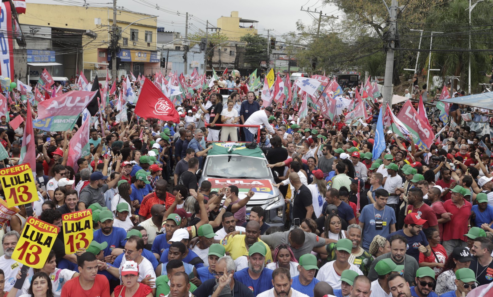 Caminhada de Lula em campanha pelo segundo turno no Complexo do Alemão — Foto: Domingos Peixoto/Agência O Globo