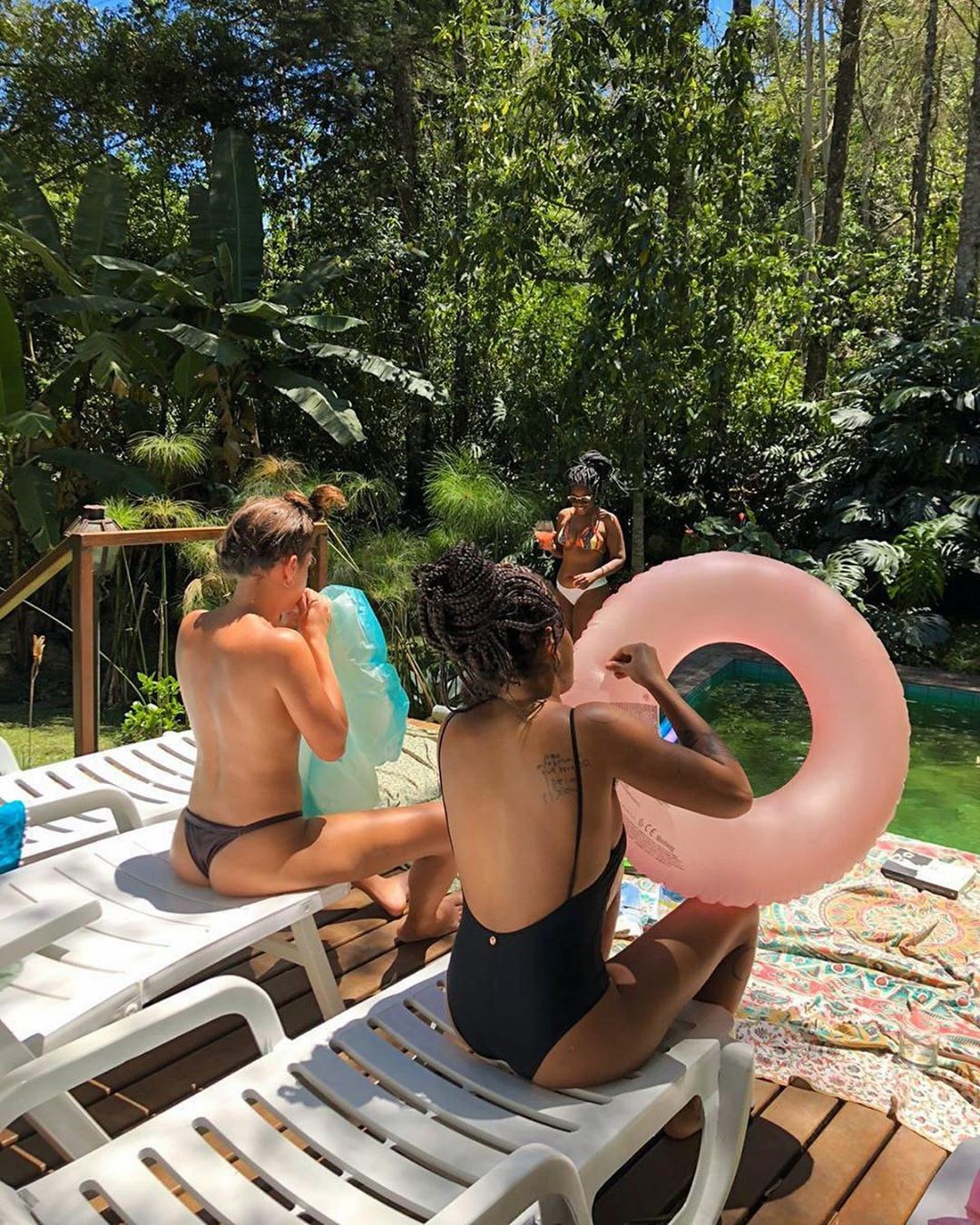 Bruna Linzmeyer curte piscina com as amigas (Foto: Reprodução / Instagram)