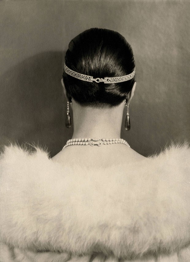 Atriz Carlotta Monterey com tiara, brincos e colares Cartier em foto da Vogue americana de 1924 (Foto: Divulgação)