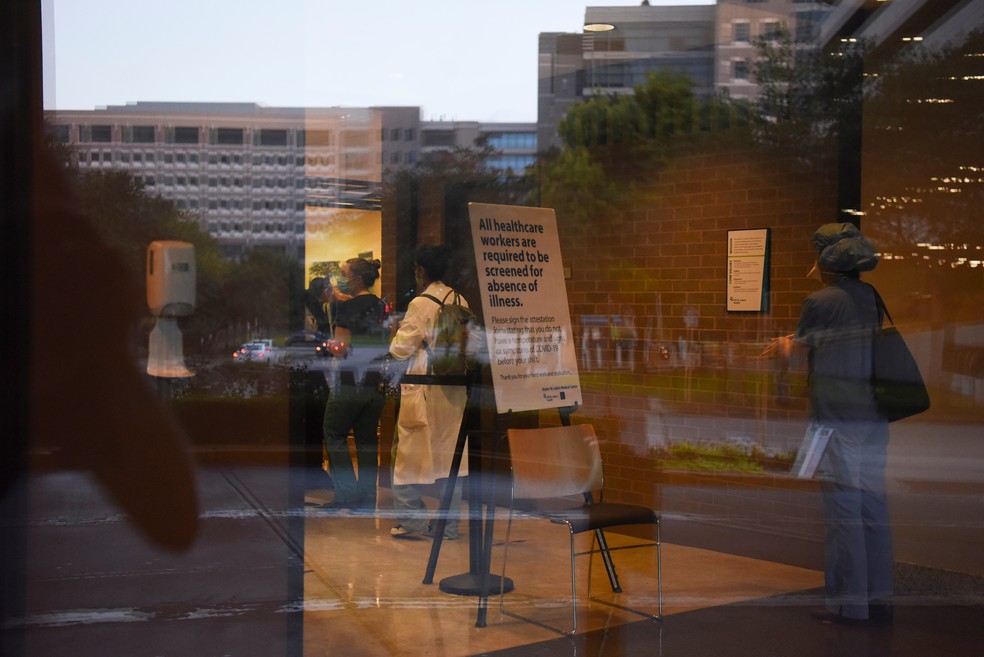 Profissionais de saúde em um centro médico na cidade de Houston, no Texas, em 8 de julho de 2020 — Foto: Callaghan O'Hare/Reuters