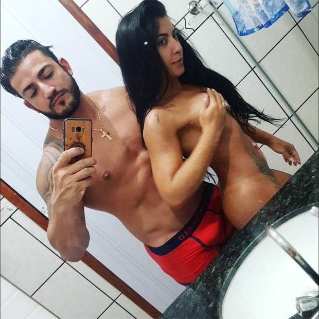 Priscila Pires posa nua para selfie de marido - Quem | QUEM News