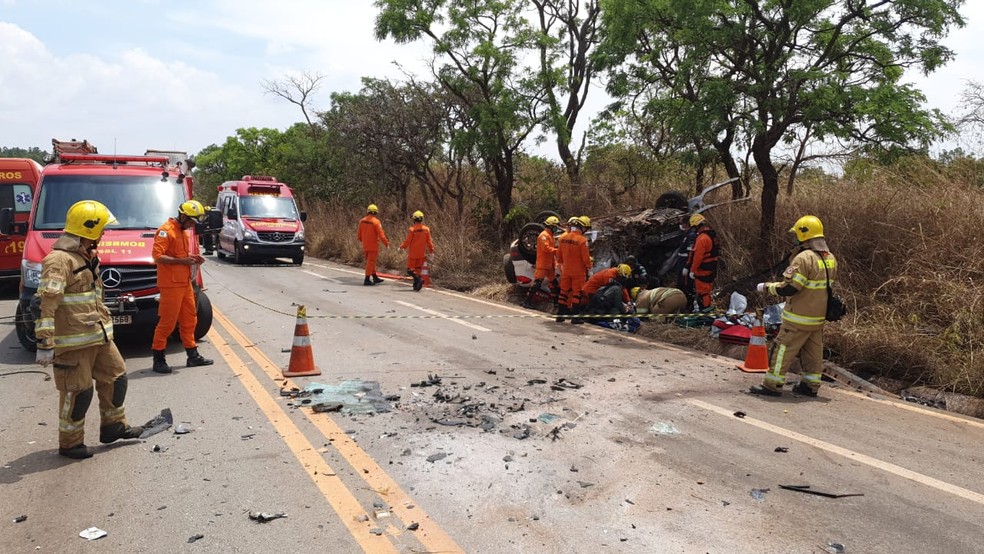 Bombeiros realiza atendimento a vítimas de acidente de carro.  — Foto: Divulgação/Corpo de Bombeiros