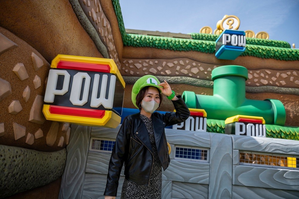 Visitante posa em frente à atração Koopa Troopa POWer Punch, na nova área temática Super Nintendo World , no parque Universal Studios Japan, em OsakaAFP