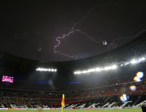 chuva trovão relâmpago arena donbass estádio shakhtar donetsk ucrânia e França eurocopa 2012 (Foto: Agência AFP)