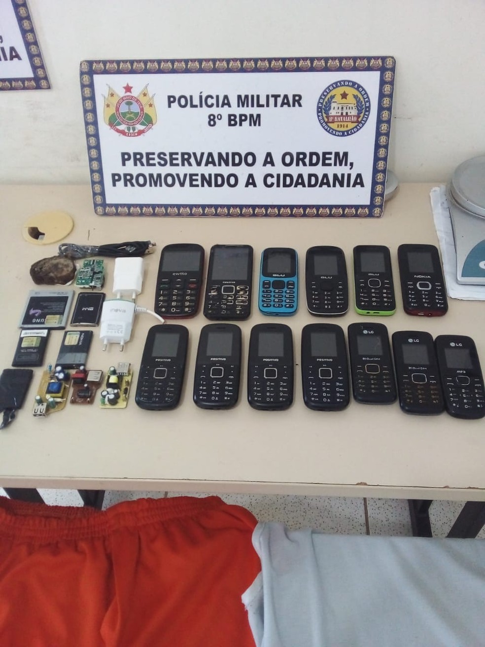 Celulares, cabos e carregadores foram apreendidos em Sena Madureira — Foto: Arquivo/8º BPM