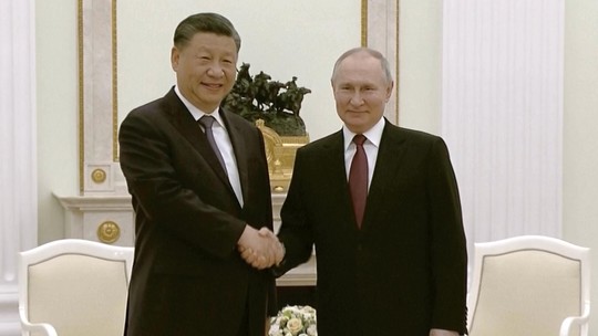 Xi ganha apoio de Putin sobre Taiwan e faz papel de pacificador na Ucrânia