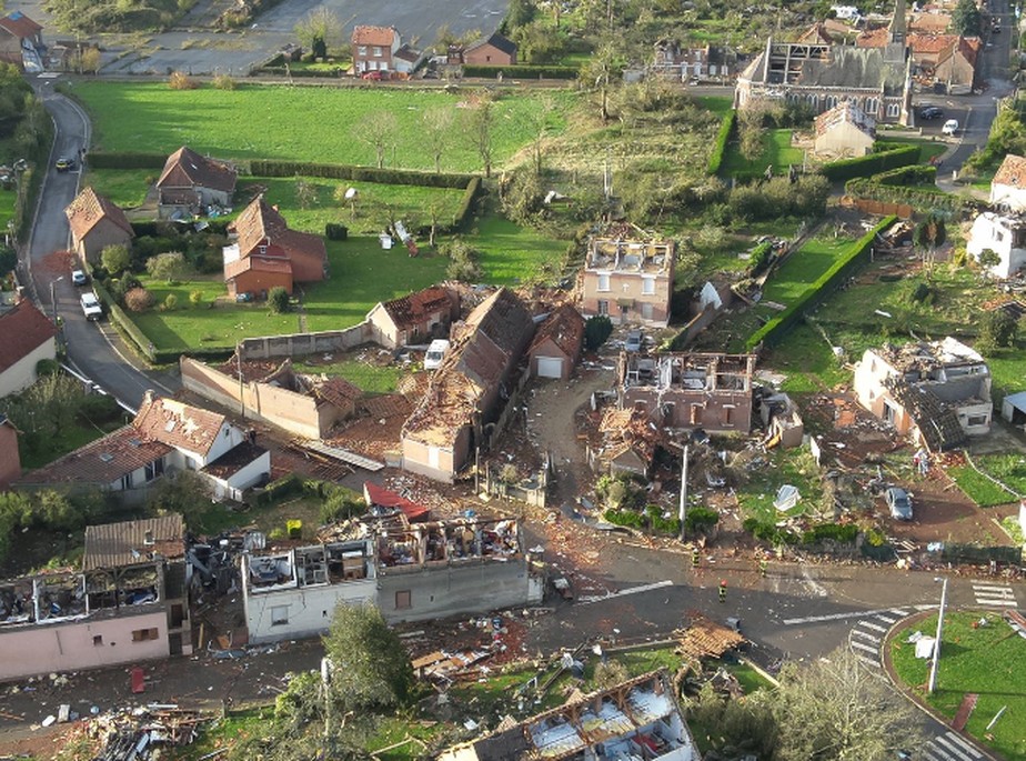 Tornado destroi casas no Norte da França