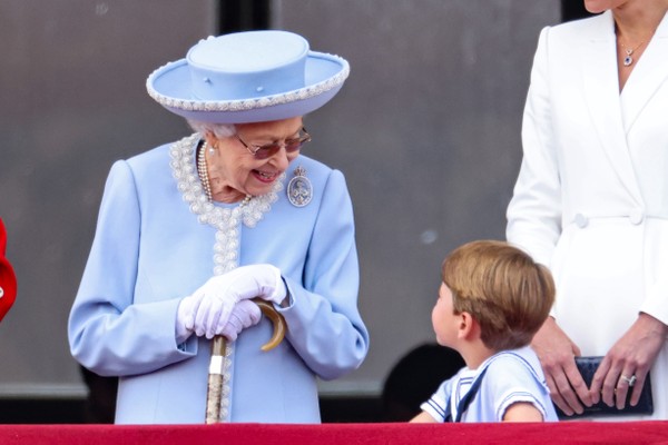 A rainha Elizabeth II e o príncipe Louis observam a varanda do Palácio de Buckingham durante o desfile Trooping the Color em 02 de junho de 2022 em Londres, Inglaterra. O Jubileu de Platina de Elizabeth II é comemorado de 2 a 5 de junho de 2022, no Reino  (Foto: Getty Images)