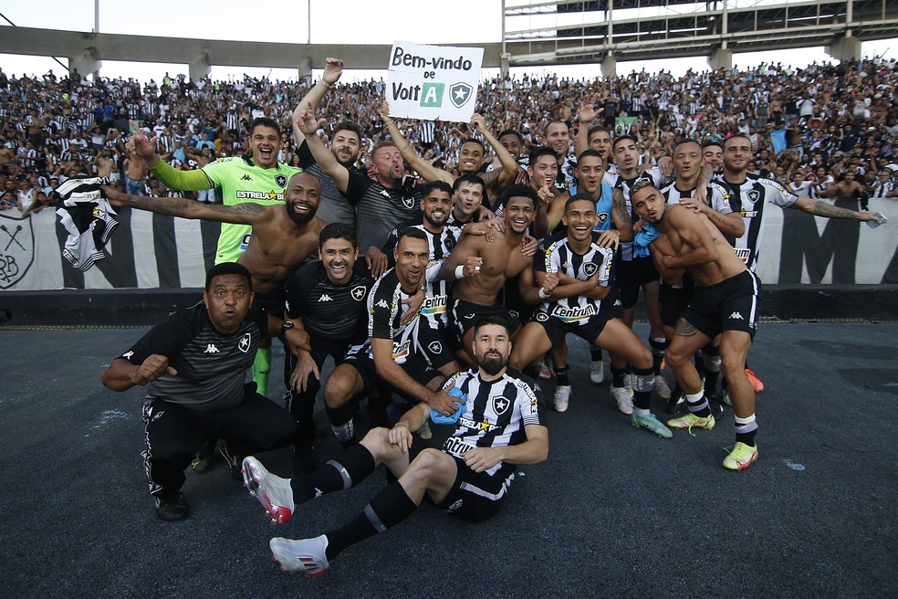 Elenco do Botafogo se empolga com plaquinha da torcida: "Bem-vindo de VoltA" — Foto: Vitor Silva/Botafogo