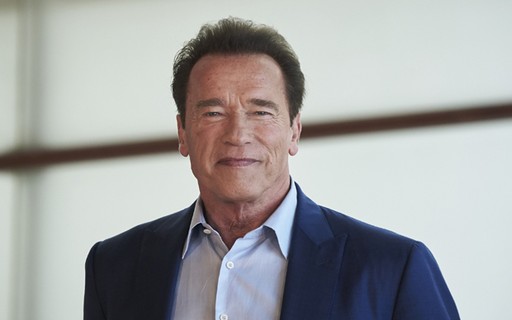 Arnold Schwarzenegger se envolve em acidente de carro com feridos