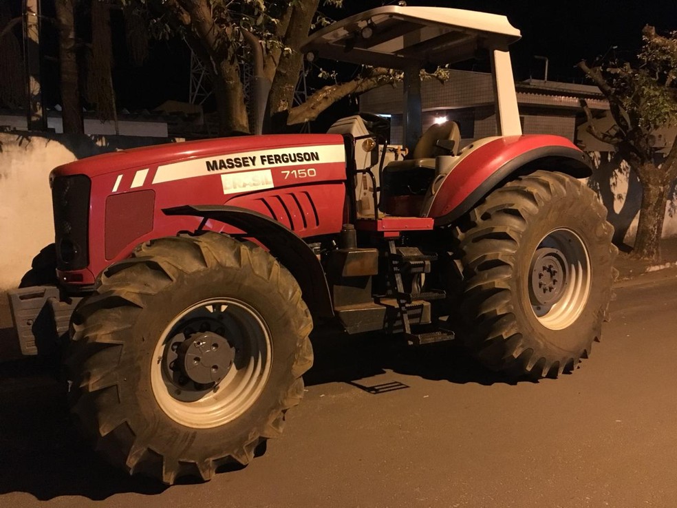 Trator foi apreendido na fazenda de secretÃ¡rio em MS e devolvido para municÃ­pio em SP â Foto: PolÃ­cia Civil/DivulgaÃ§Ã£o