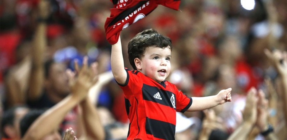 O menino Juan vibrou e virou símbolo da torcida do Fla — Foto:  Ivo Gonzales / Agência o Globo