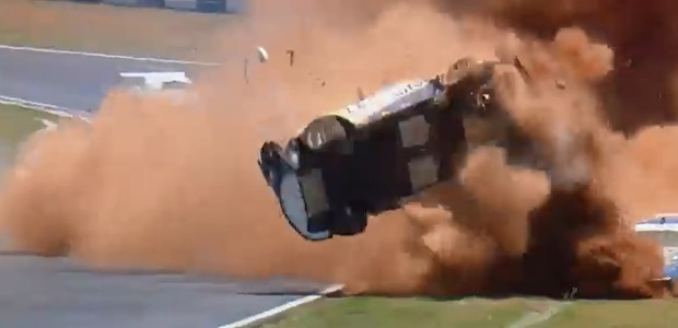 Carro de Pedro Piquet voa pelos ares (Foto: Reprodução)