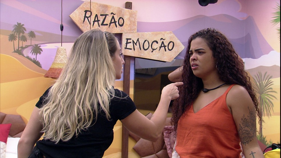Bruna Griphao conversa com Paula após descoberta — Foto: Globo