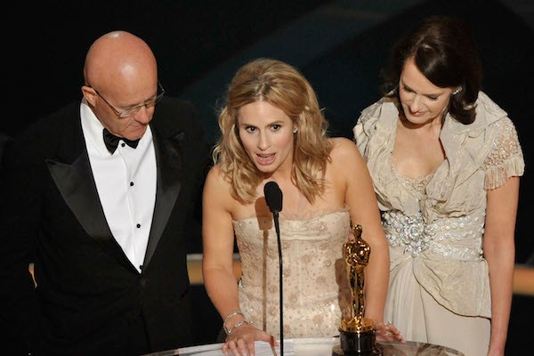 Kate Ledger junto com os pais e o Oscar póstumo vencido por Heath Ledger (Foto: Getty Images)