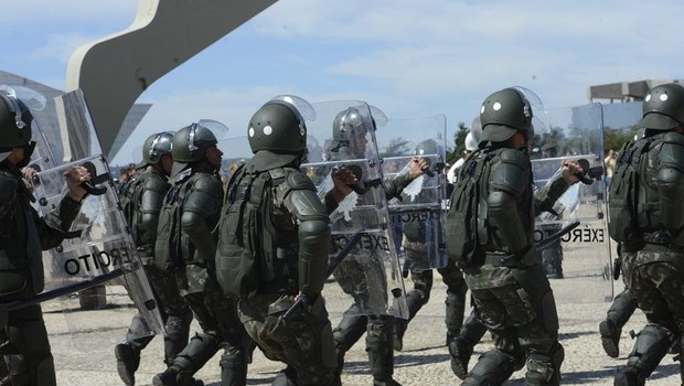 Militares durante cerimônia em Brasília (Foto: José Cruz/ Agência Brasil)