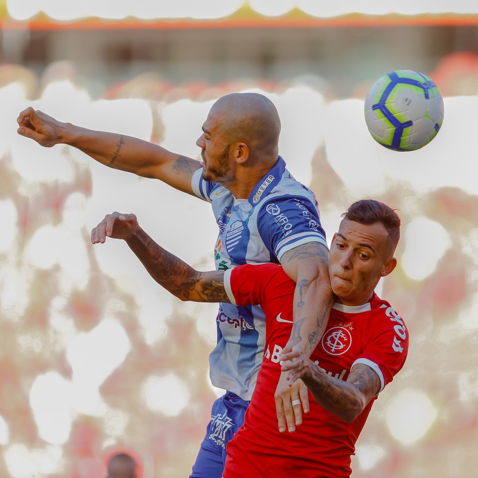 Nilton, do CSA, disputa no alto com Iago, do Inter — Foto: Diego Vara/BP Filmes