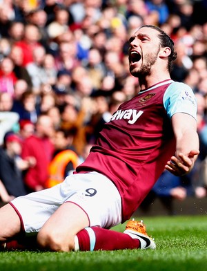 Carroll comemora um dos três gols pelo West Ham diante do Arsenal (Foto: Julian Finney/Getty Images)