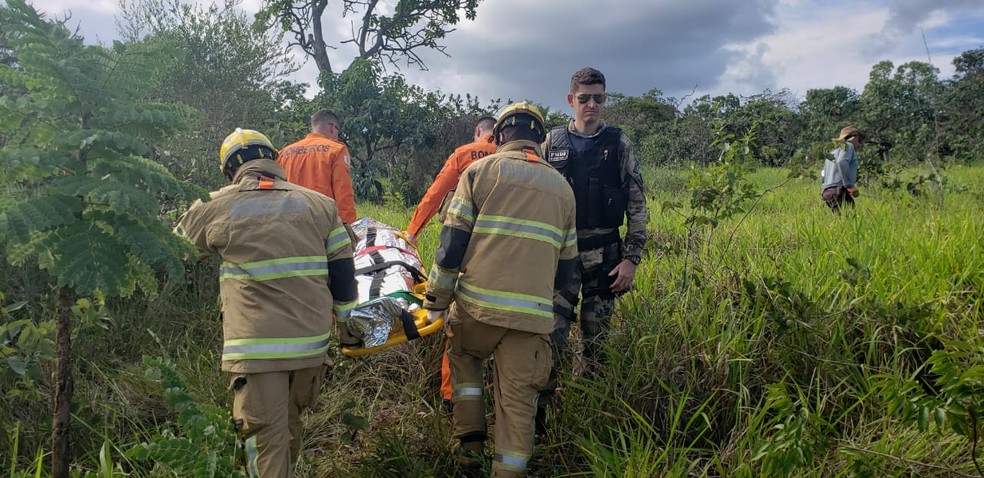 Homem encontrado em mata foi transportado em uma maca — Foto: CBMDF/ Divulgação