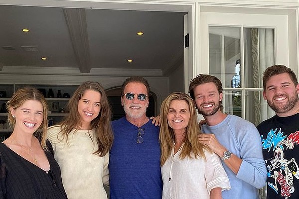 Arnold Schwarzenegger com a ex-esposa, Maria Shriver, e os quatro filhos do ex-casal (Foto: Instagram)