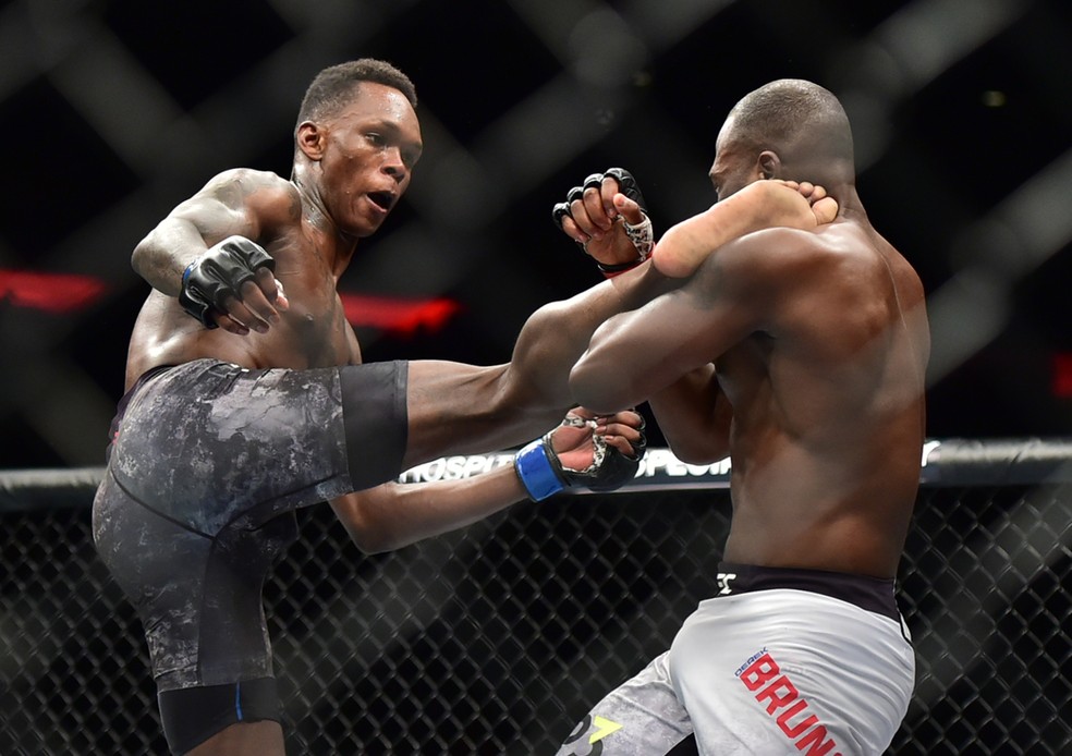 Israel Adesanya nocauteou Derek Brunson no primeiro round do UFC 230 — Foto: Jason Silva