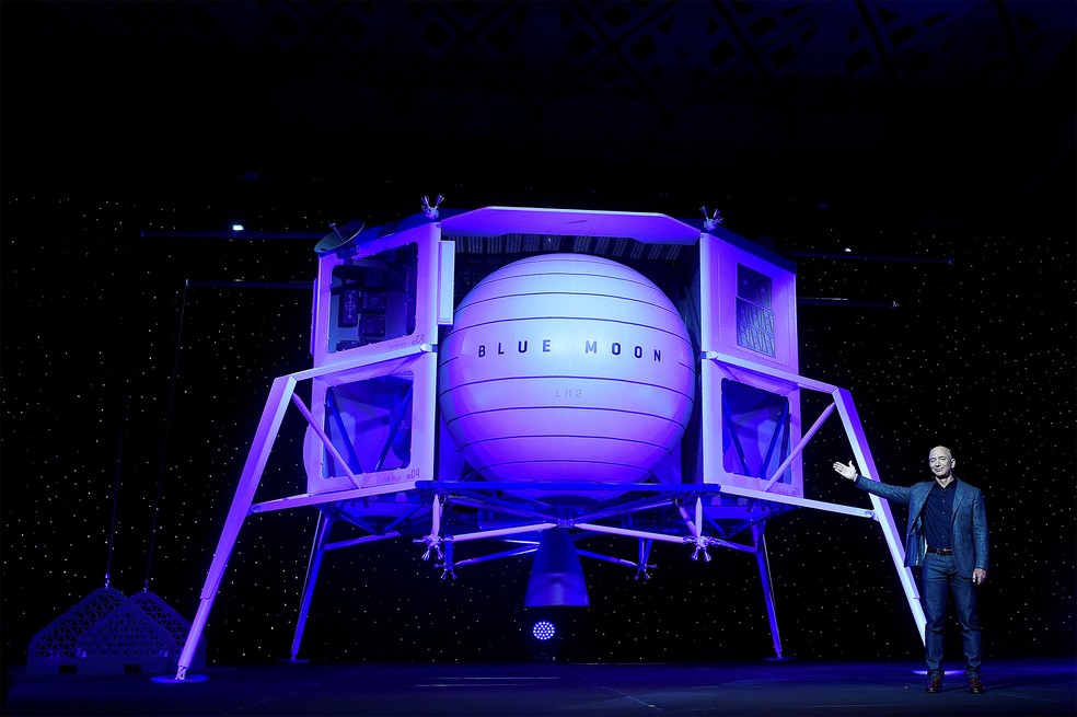 O presidente e fundador da Amazon, Jeff Bezos, apresenta o módulo lunar Blue Moon, de sua empresa de exploração espacial Blue Origin, durante evento em Washington, nos EUA. Foto de maio de 2019 — Foto: Clodagh Kilcoyne/Reuters