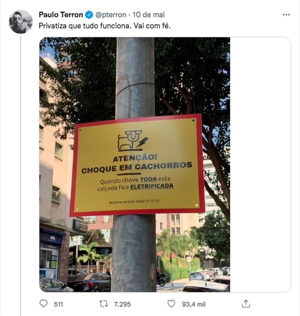 Publicação nas redes sociais mostrando a placa fixada por Anderson Boeira na rua Aureliano Coutinho, na Santa Cecília, Centro de São Paulo. — Foto: Reprodução/Twitter