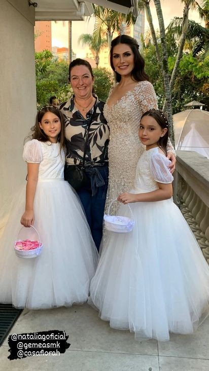 Natália Guimarães e as filhas, Maya e Kiara, com Cris Legramantti (Foto: Reprodução/Instagram)