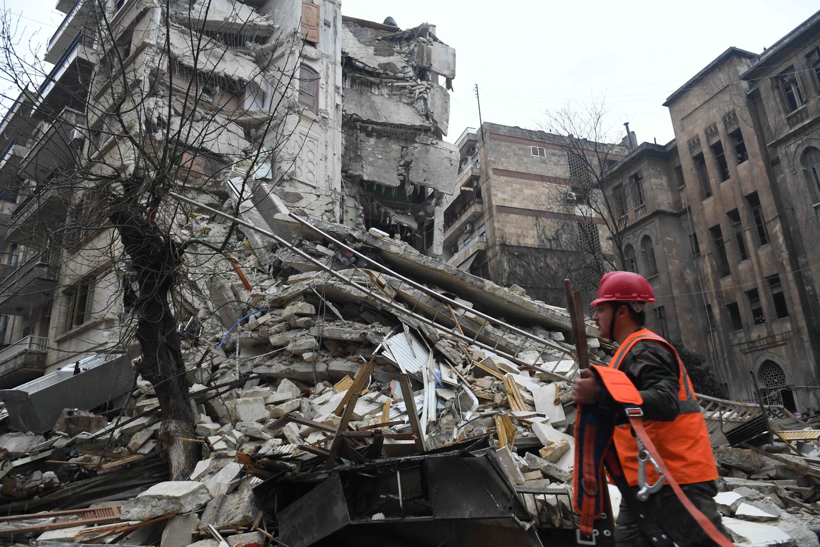 Membro da equipe de resgate após terremoto na cidade síria de Aleppo, em 6 de fevereiro de 2023 — Foto: AFP