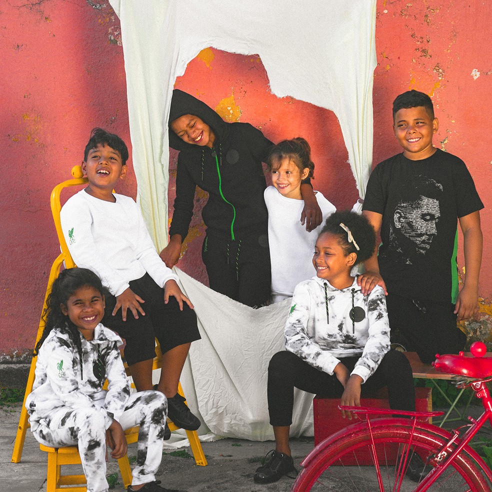  Roberto Firmino colocou o nome e at&eacute; desenhou as roupas da nova linha &mdash; Foto: Paulo Accioly/ Liverpool