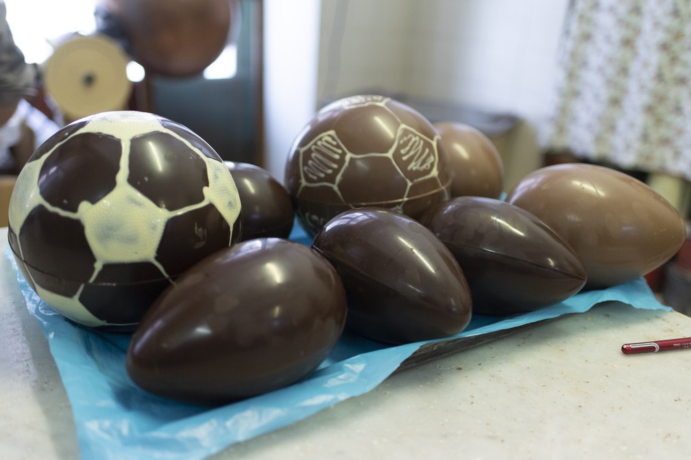 Ovos de Páscoa em formato de bola de futebol: os meus seriam recheados com vacinas, emprego, moradia, vida digna... — Foto: Getty Images