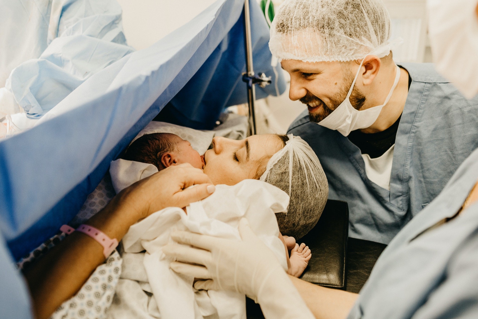 Gestantes não são sedadas durante a cesárea: obstetra esclarece detalhes  sobre esse tipo de parto - Revista Crescer