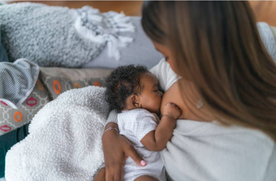 Mãe amamentando bebê (Foto: Getty Images)