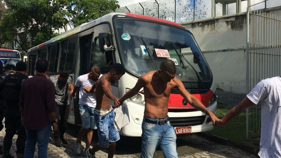 Suspeitos de integrar milícia foram levados de ônibus para a Cidade da Polícia na manhã do dia 7 de abril — Foto: Fernanda Rouvenat / G1