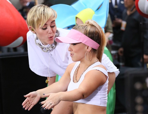 Miley Cyrus e anã (Foto: Splash News/AKM GSI Brasil)