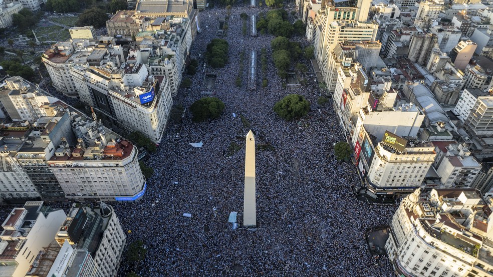Torcedores argentinos comemoram a vitória na Copa do Mundo em Buenos Aires, em 18 de dezembro de 2022 — Foto: Rodrigo Abd/AP