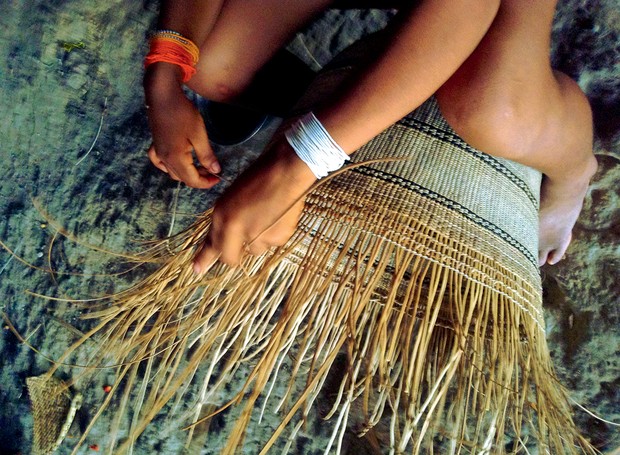 Artesã Yanomami trançando cesto (Foto: Amanda Latosinski / Divulgação)