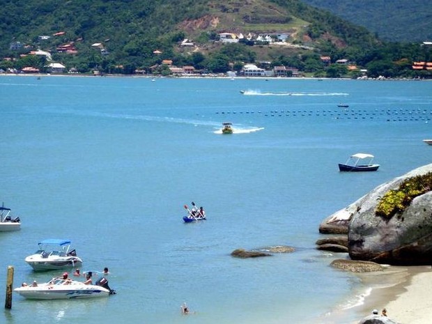 Praia na Ilha de Porto Belo é de águas claras (Foto: Divulgação)