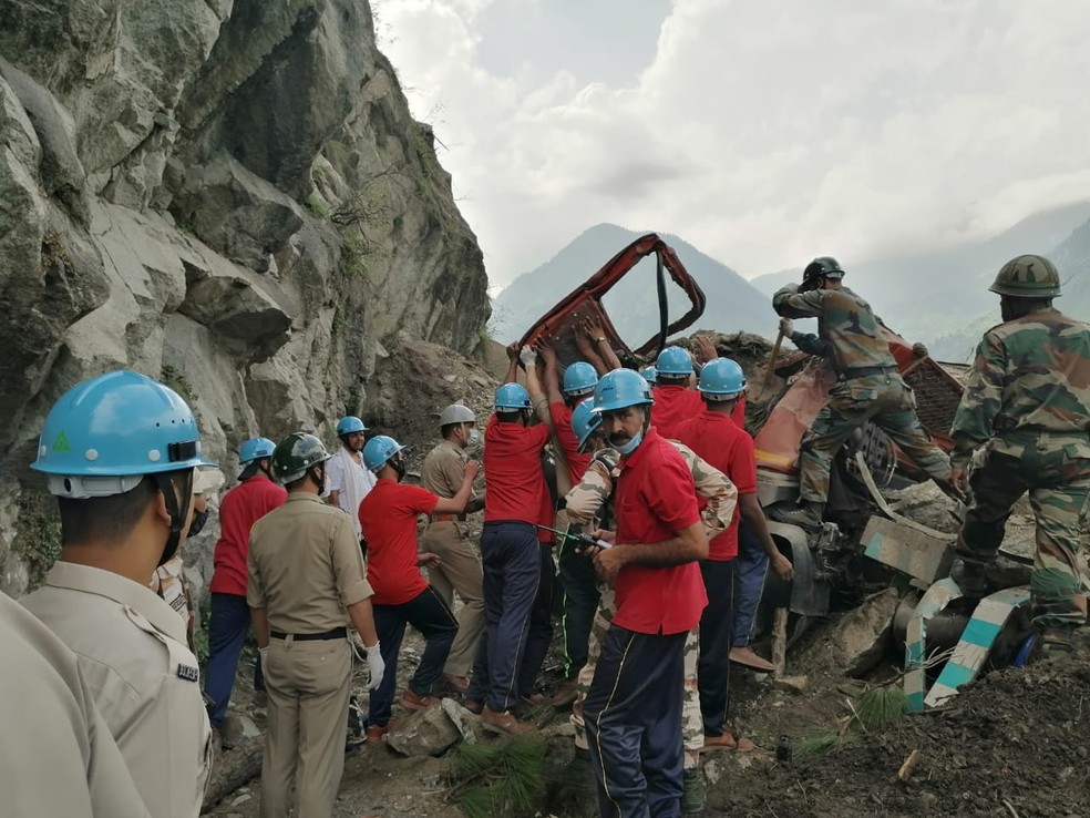 Equipes de resgate em deslizamento na Índia em 11 de agosto de 2021 — Foto: Indo-Tibetan Border Police/Reuters
