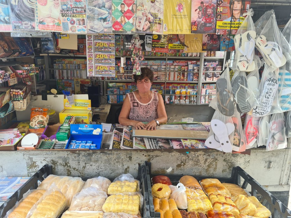 Com baixa nas vendas por causa da pandemia, a jornaleira Rosa Santoro passou a vender pães e bolos em sua banca — Foto: Elisa Soupin