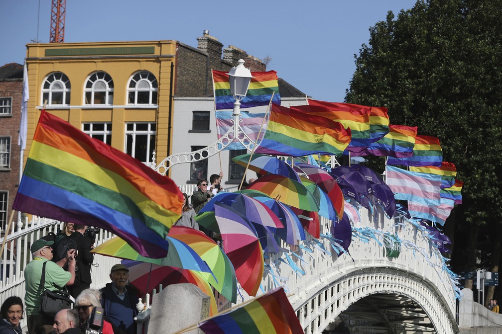 Bandeiras com as cores cinza e do arco-íris na ponte Ha´Penny em Dublin representam as vítimas de abuso sexual por integrantes da Igreja Católica (Foto: Aaron Chown/AP)