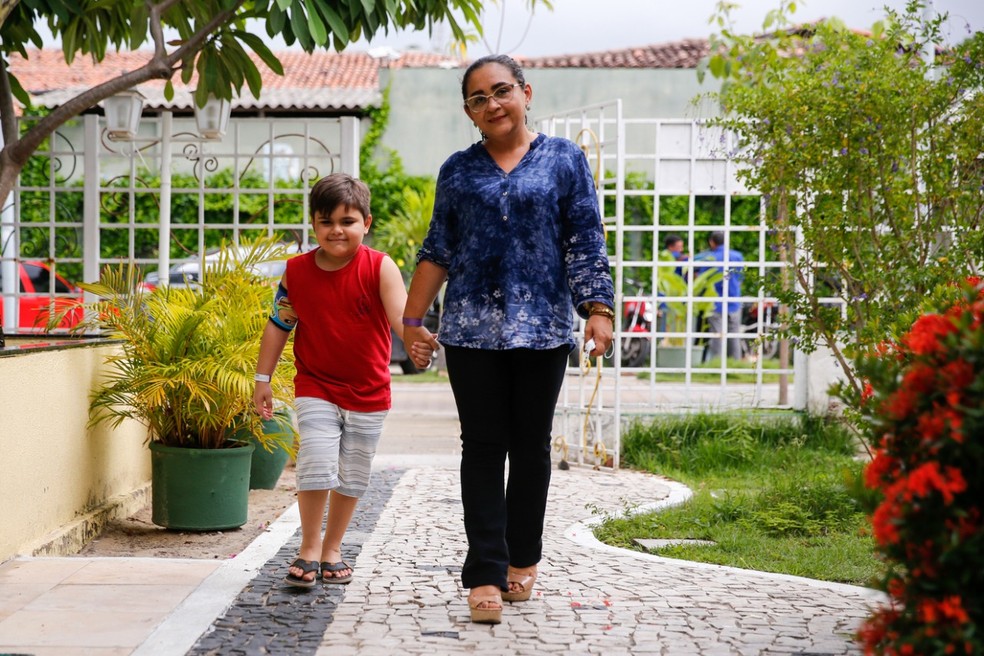 Kaio e a mãe devem viajar para São Paulo para tratamento alternativo — Foto: Helene Santos/SVM