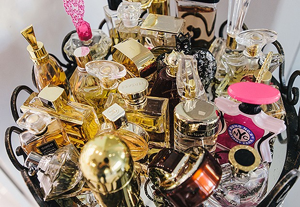 Os diversos perfumes de Theresa  (Foto: Chinh Phan/Neiman Marcus)