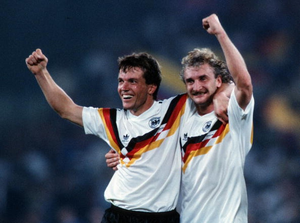 Völler ao lado de Matthaus: dupla campeã mundial em 1990 — Foto: Getty Images