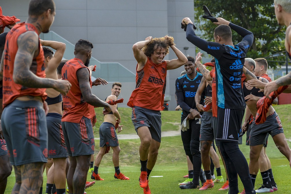 David Luiz passa pelo trote do elenco do Flamengo — Foto: Marcelo Cortes/Flamengo