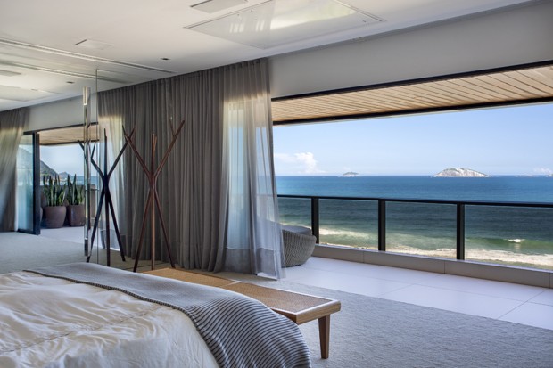 Dúplex de 480 m² tem décor neutro e vista para a praia  (Foto: Juliano Colodeti/MCA Estúdio)