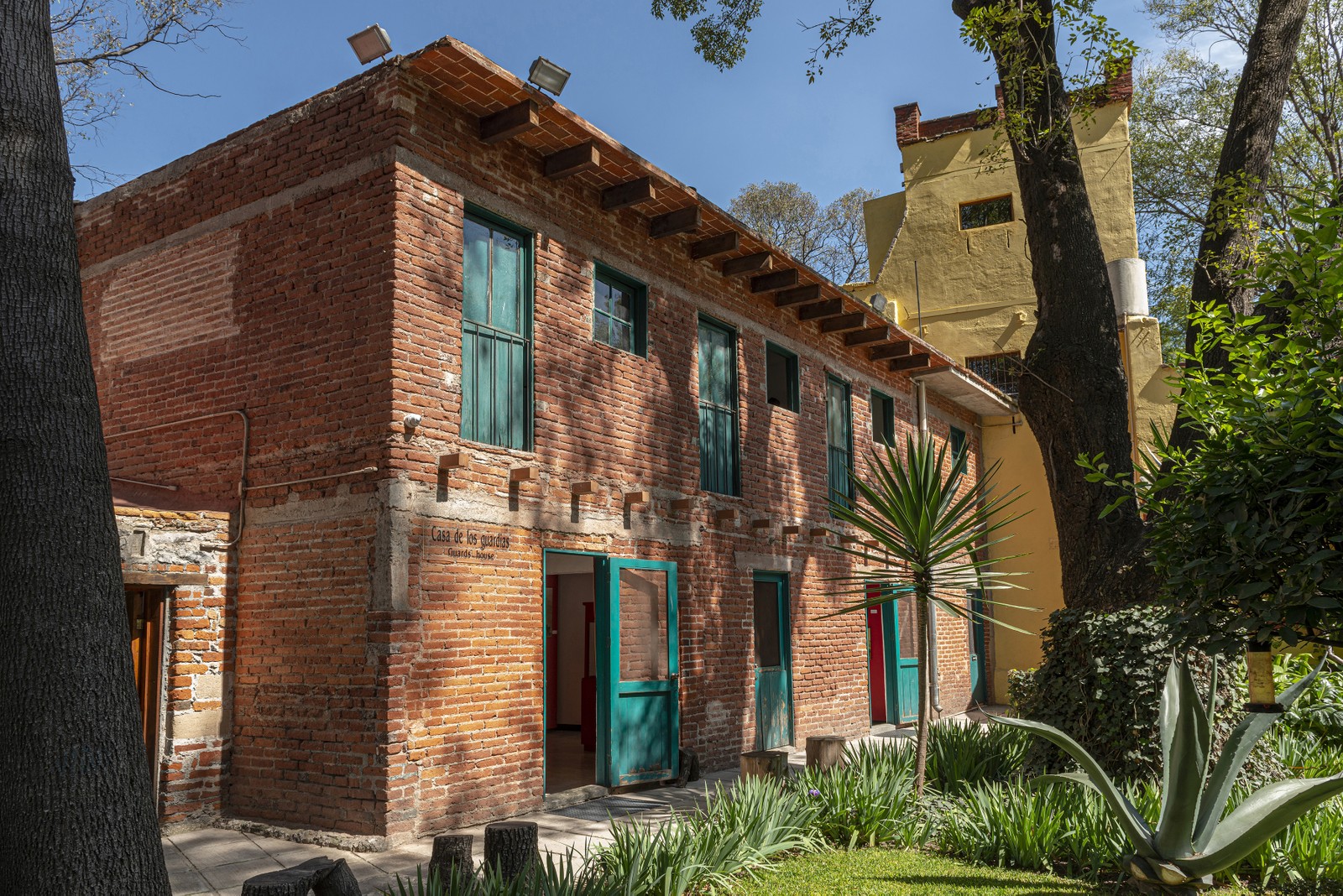 A casa em que Leon Trotsky, exilado da União Soviética, morou e agora é um museu no bairro de Coyoacán, na Cidade do México — Foto: Adrian Wilson/The New York Times
