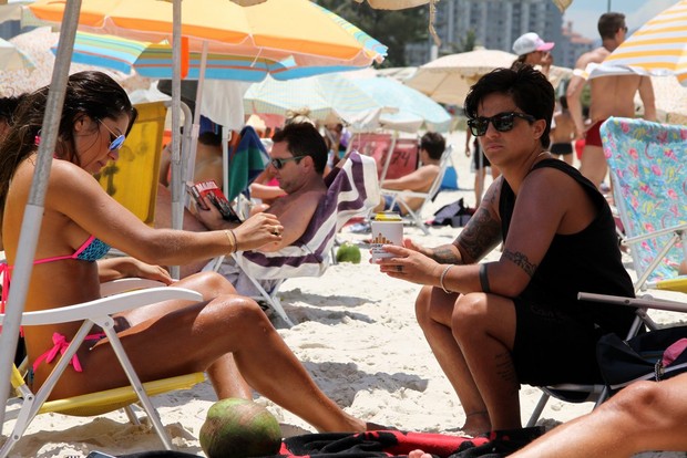 Thammy Miranda e namorada, Andressa Ferreira na praia (Foto: Johnson Parraguez / FotoRioNews)