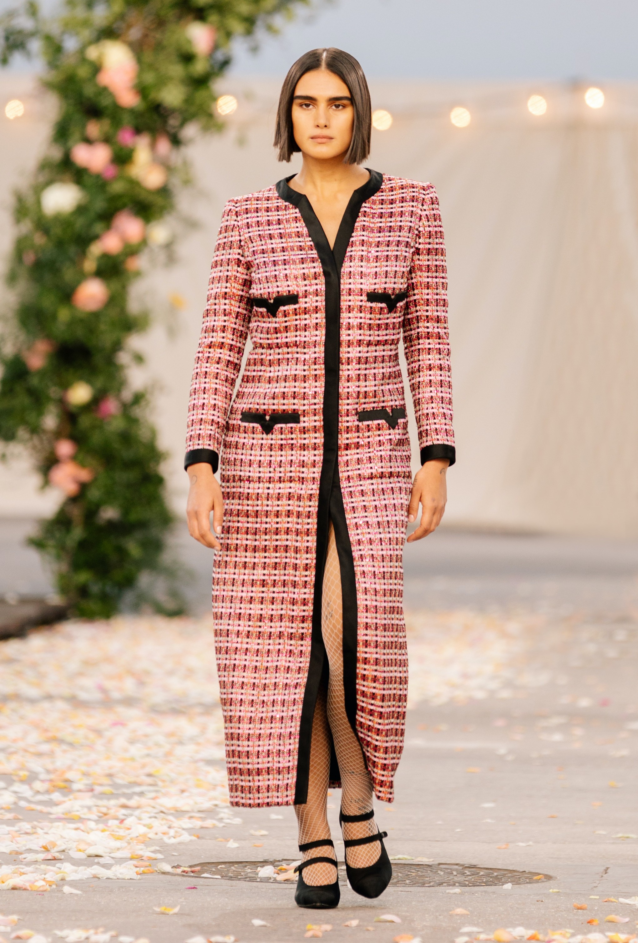 Jill Kortleve na passarela da Chanel alta-costura primavera-verão 2021 (Foto: Divulgação)