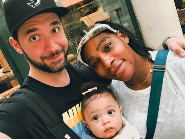 A família reunida: Alexis, Serena e Olympia (Foto: Reprodução / Instagram)